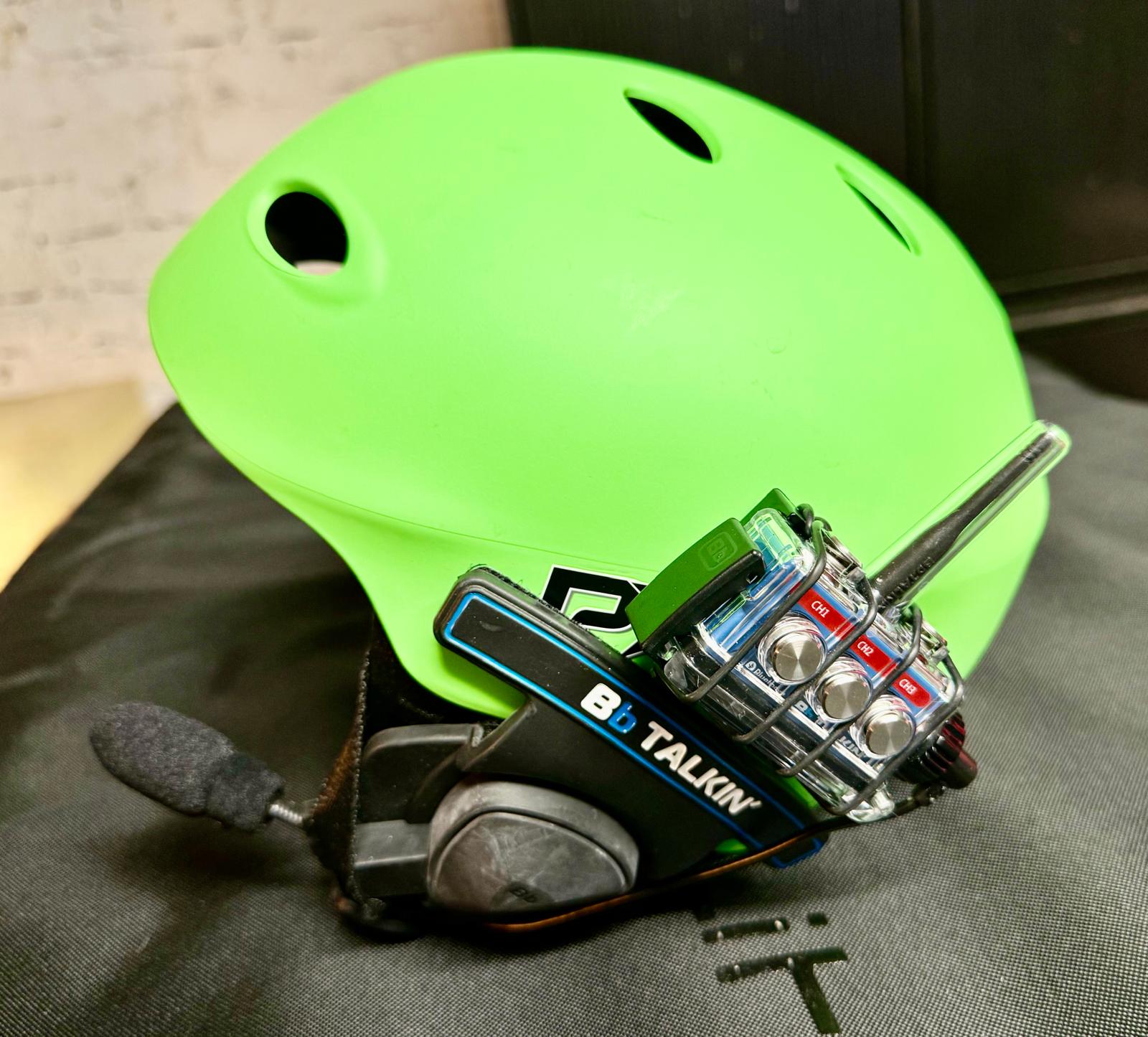 Helm mit Kommunikationssystem für Coaching